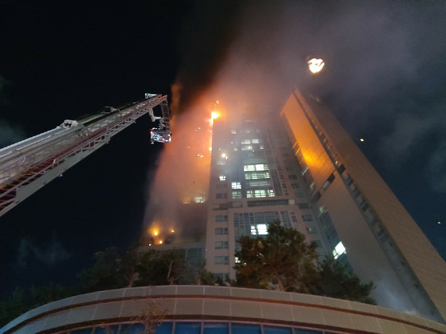 울산 남구 삼황아르누보에 지난 8일 오후 11시 7분께 발생한 불이 건물 전체로 번지고 있다. /사진제공=울산소방본부