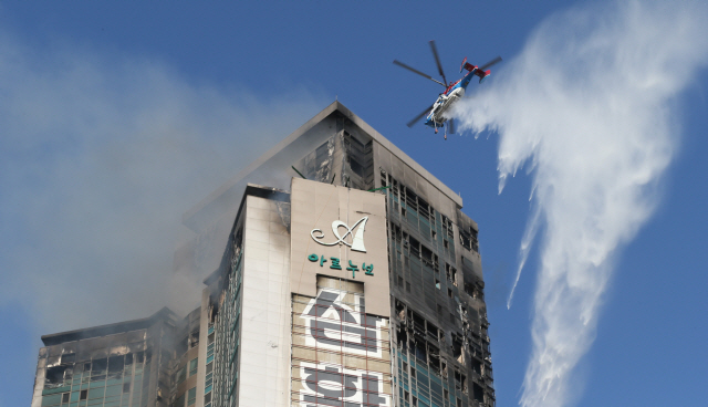 9일 울산시 남구 주상복합아파트 화재 현장에서 헬기가 진화 작업을 하고 있다. 화재는 15시간 40분 만인 이날 오후2시50분이 돼서야 완전히 진화됐다./울산=연합뉴스