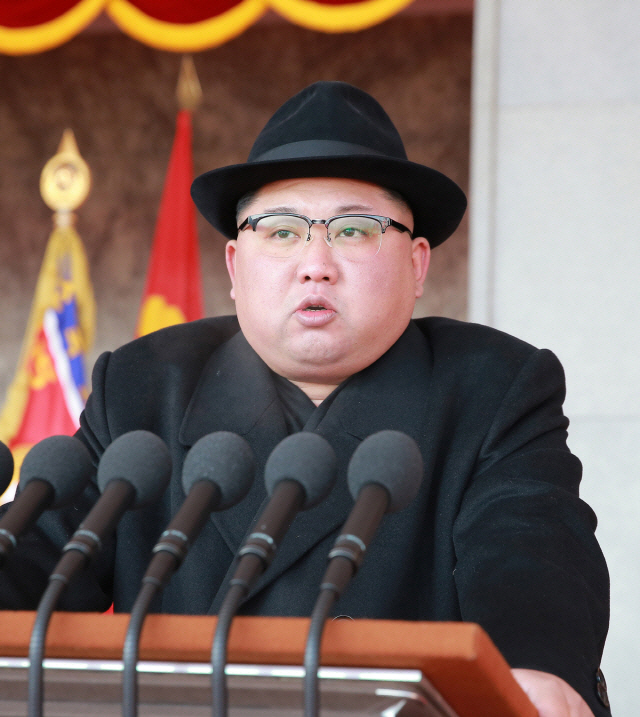 김정은 북한 국무위원장이 2018년 2월8일 열린 ‘건군절’ 70주년 기념 열병식에 참석해 연설하고 있다. /연합뉴스
