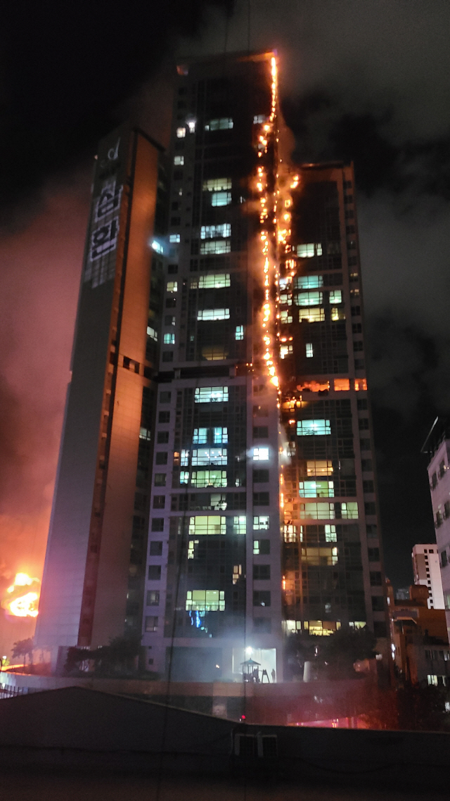 8일 밤 울산 남구 삼환아르누보에서 발생한 불이 건물 벽면을 타고 급속히 번지고 있다. /사진제공=독자