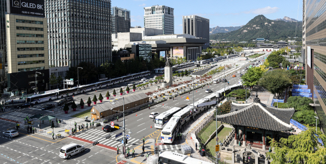 한글날인 9일 서울 세종대로 일대에 돌발적인 집회·시위 등을 차단하기 위한 경찰버스가 줄지어 서 있다. /연합뉴스