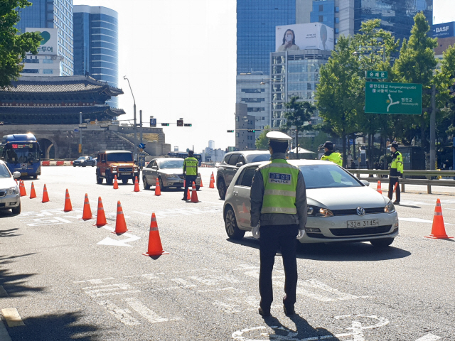 한글날인 9일 오후2시께 서울 중구 숭례문 앞에서 경찰이 차량 검문을 실시하고 있다./허진기자