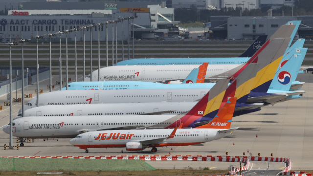 인천국제공항 주기장에 항공기들이 멈춰서있다. /사진제공=연합뉴스