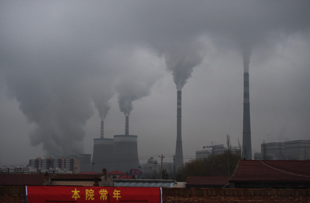 지난 2015년 11월 19일(현지시간) 중국 산시성에 위치한 석탄화력발전소에서 뿜어진 검은 연기가 하늘을 가득 뒤덮고 있다./AFP연합뉴스