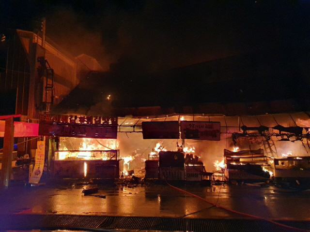 10일 오전 3시 22분께 충남 태안군 안면읍 창기리 백사장해수욕장 인근 횟집에서 불길이 치솟고 있다. 불은 횟집 건물 한 동을 모두, 인접 세 동을 절반가량 태운 뒤 1시간 30여분 만에 진화됐다./태안소방서      cobra@yna.co.kr  (끝)      <저작권자(c) 연합뉴스, 무단 전재-재배포 금지>