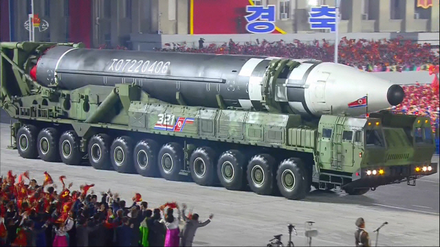 북한이 10일 노동당 창건 75주년 기념 열병식에서 신형 대륙간탄도미사일(ICBM)을 공개하고 있다.      /ㅊ