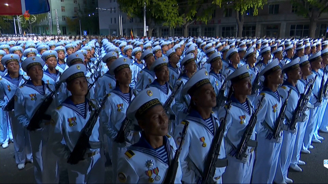 북한군들이 10일 열린 노동당 창건 75주년 기념 열병식에서 사열을 하고 있다.    /조선중앙TV 화면 캡처=연합뉴스