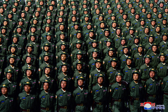 북한군들이 10일 열린 노동당 창건 75주년 기념 열병식에서 사열을 하고 있다.    /평양 조선중앙통신=연합뉴스