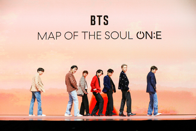 방탄소년단 멤버들이 10일 열린 ‘Map Of The Soul ON:E’ 온라인 콘서트에서 ‘DNA’를 부르고 있다. /사진제공=빅히트엔터테인먼트