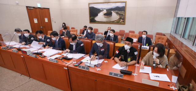 문성혁 해양수산부 장관, 김홍희 해양경찰청장과 일반증인, 참고인들이 지난 8일 오후 서울 여의도 국회에서 열린 농림축산식품해양수산위원회의 해양수산부에 대한 국정감사에 참석하고 있다./연합뉴스