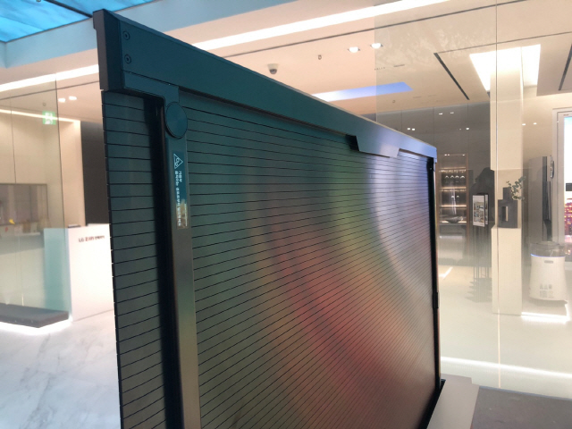 세계 최초 롤러블 TV ‘LG 시그니처 OLED R’이 공식 출시를 앞두고 서울 강남구 도산대로 LG전자 베스트샵 강남본점에 진열돼 있다. 사진은 디스플레이 패널을 돌돌 말 수 있도록 설계된 뒷면.   /이수민기자