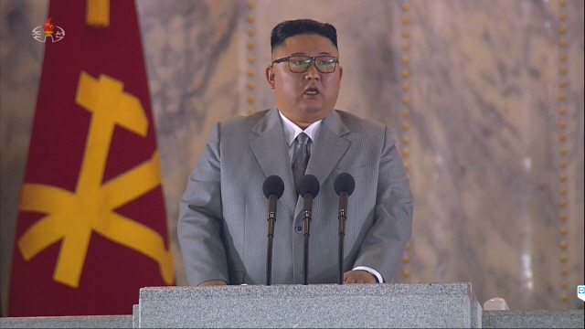 북한이 10일 노동당 창건 75주년을 맞아 열병식을 개최했다. 회색 양복을 입은 김정은 위원장이 연설하고 있다./조선중앙TV=연합뉴스