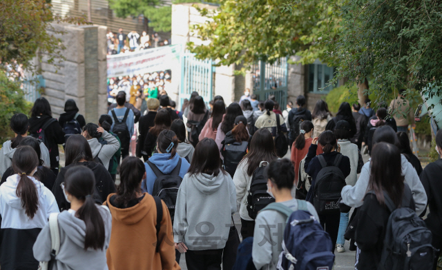 2021학년도 수시모집 논술고사가 실시된 11일 오전 서울 성북구 성신여자대학교에서 논술고사를 마친 수험생들이 고사장을 나서고 있다./권욱기자 2020.10.11