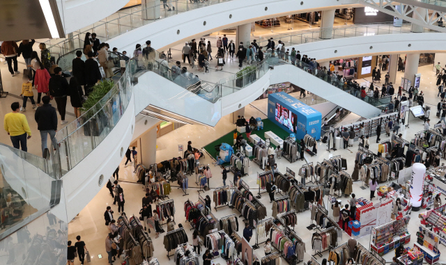 11일 서울 영등포구 타임스퀘어가 쇼핑을 하려는 시민들로 붐비고 있다./연합뉴스