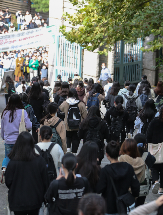 2021학년도 수시모집 논술고사가 실시된 11일 오전 서울 성북구 성신여자대학교에서 논술고사를 마친 수험생들이 고사장을 나서고 있다./권욱기자 2020.10.11