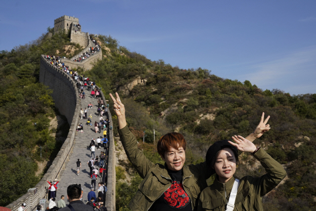 중국에서 국경절 연휴기간인 지난 6일 관광객들이 만리장성 바다링(팔달령) 구간을 관광하고 있다. /AP연합뉴스