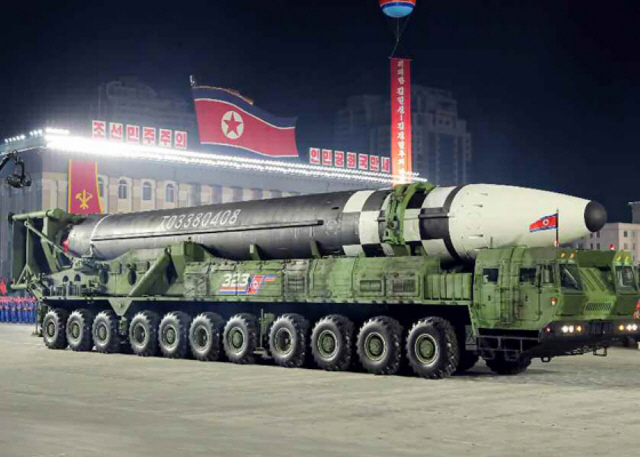 북한이 10일 노동당 창건 75주년 기념 열병식에서 미 본토를 겨냥할 수 있는 신형 대륙간탄도미사일(ICBM)을 공개하고 있다./연합뉴스