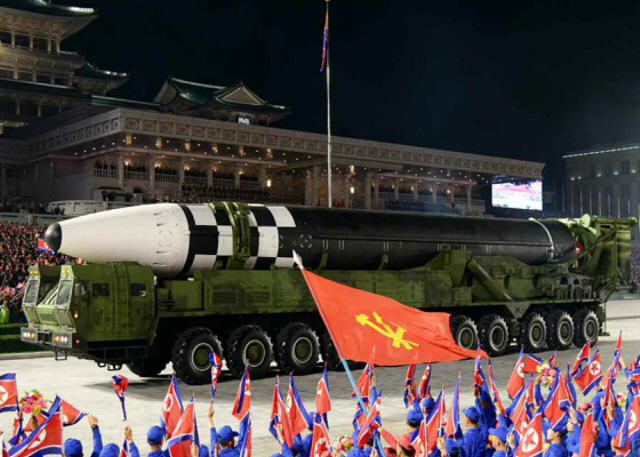 북한이 10일 노동당 창건 75주년 기념 열병식에서 미 본토를 겨냥할 수 있는 신형 대륙간탄도미사일(ICBM)을 공개하고 있다./연합뉴스