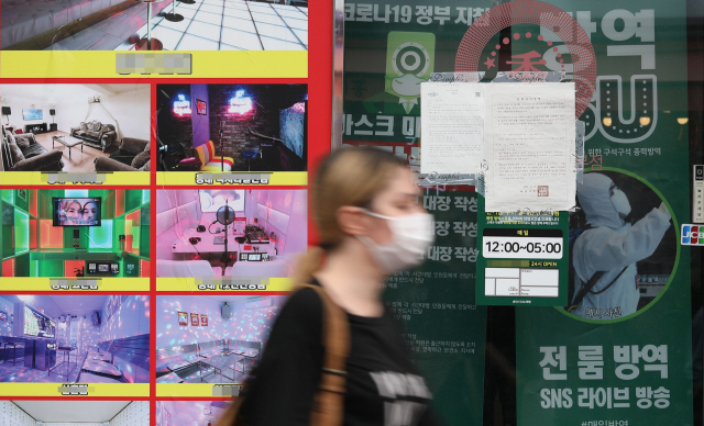 정부는 12일부터 코로나19 방역 대응 ‘사회적 거리두기’를 2단계에서 1단계로 조정하기로 했다. 사진은 서울의 한 유흥가 모습. /연합뉴스