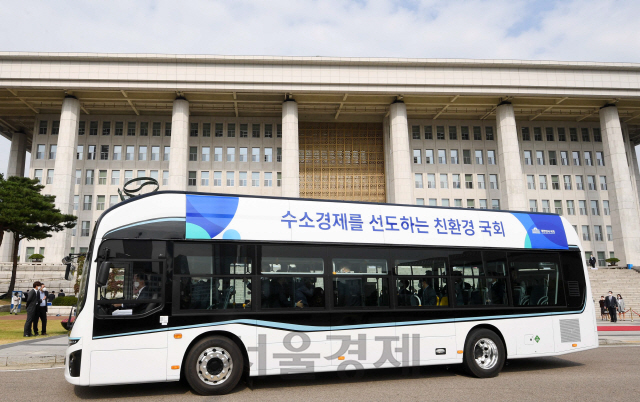 12일 서울 여의도 국회에서 열린 '국회 수소버스 시승식'에서 수소버스가 시운전을 하고 있다. 국회는 국가기간 중 최초로 양산형 수소버스를 도입했다./권욱기자 2020.10.12
