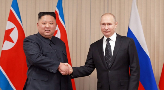 지난해 4월 러시아 블라디보스토크 극동연방대에서 김정은(왼쪽) 북한 국무위원장과 블라디미르 푸틴 러시아 대통령이 회담에 앞서 기념사진을 촬영하고 있다.     /연합뉴스