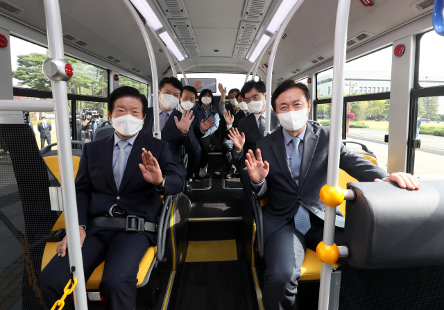 박병석(왼쪽) 국회의장과 공영운(오른쪽 두번째) 현대차 사장 등이 12일 국회에서 현대차 수소전기버스를 시승하고 있다.