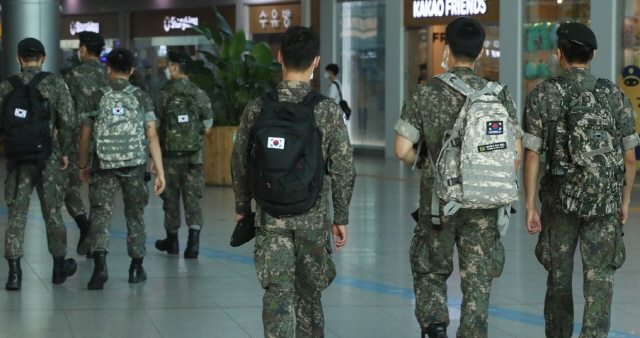 휴가를 나온 군 장병들이 서울역에서 열차를 타기 위해 이동하고 있다.     /연합뉴스