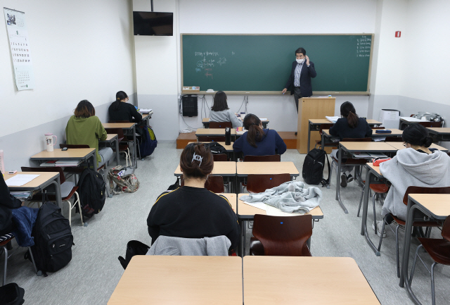 사회적 거리두기 1단계 하향 조정으로 대형학원 운영이 재개된 가운데 12일 오전 서울 마포구 종로학원 강북본원에서 재원생들이 수업을 듣고 있다./연합뉴스