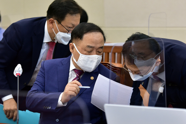 홍남기 부총리 겸 기획재정부 장관이 8일 국회 기획재정위원회의 기재부 조세정책에 대한 국정감사에 출석해 자료를 살펴보고 있다. /연합뉴스