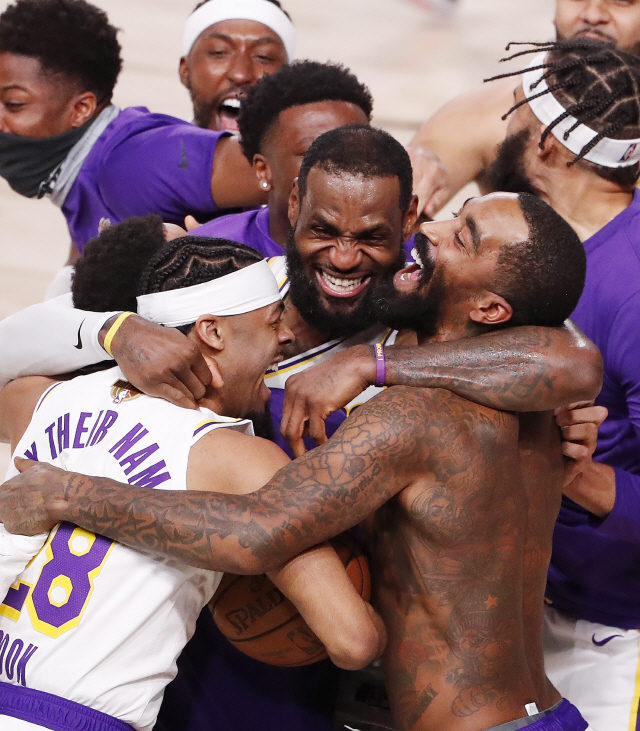 르브론 제임스(가운데)가 로스앤젤레스 레이커스 동료들과 함께 우승을 자축하고 있다. /올랜도=EPA연합뉴스