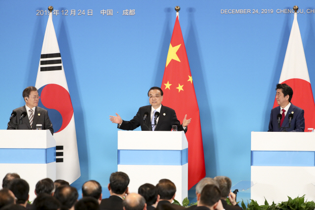 2019년 12월24일 중국 쓰촨성 청두에서 열린 제8차 한중일 정상회담 후 3개국 정상들이 기자회견을 갖고 있다. /청두=신화연합뉴스