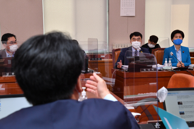 국민의힘 장제원 의원과 더불어민주당 김남국 의원이 12일 오전 서울 여의도 국회에서 열린 법제사법위원회의 법무부 등에 대한 국정감사에서 설전을 벌이고 있다. /연합뉴스