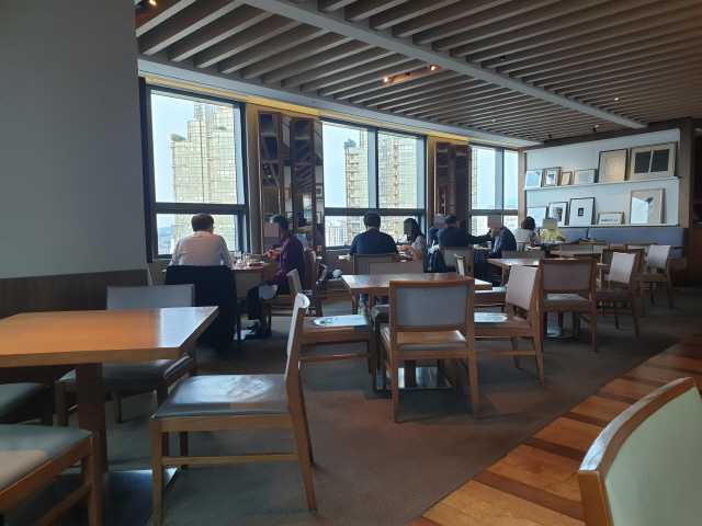 12일 서울 마포구의 한 뷔페 식당에서 손님들이 식사를 하고 있다. /허진기자