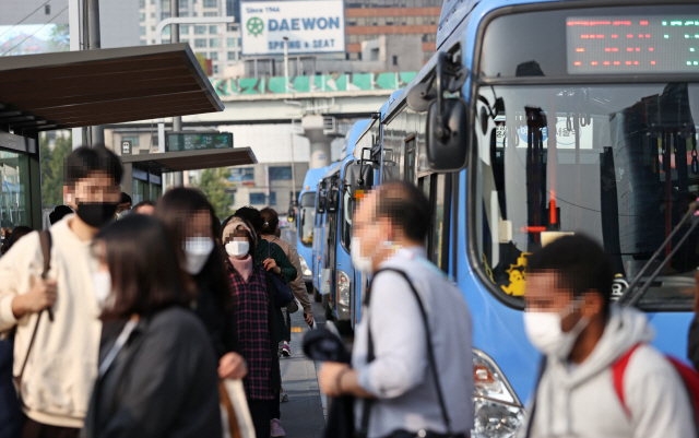 버스와 지하철 등 대중교통과 의료기관 이용자와 종사자, 집회 참석자 등에게 마스크 착용을 의무화하는 제도가 13일부터 시행된다. 한 달간의 계도기간을 거쳐 과태료 부과는 다음달 13일부터 시작된다. 마스크를 쓴 시민들이 12일 오후 서울역 환승센터에서 버스를 기다리고 있다./연합뉴스