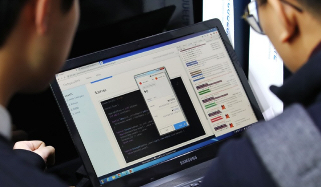 서울 강남구 코엑스에서 열린 ‘코드게이트 2019’ 행사에서 한 관람객이 스마트 콘트랙트 해킹 체험을 하고 있다. /연합뉴스
