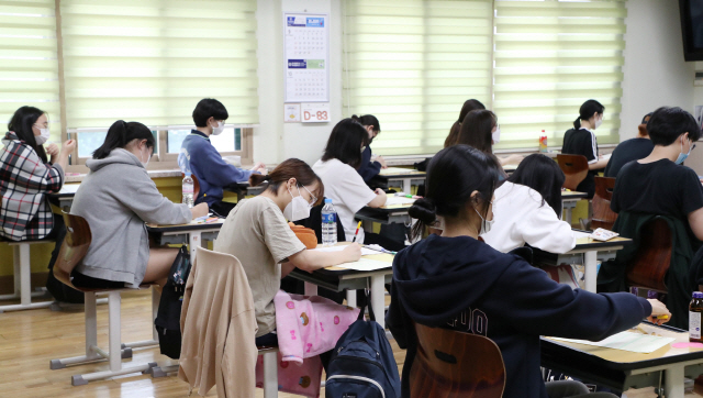 지난달 16일 서울의 한 고등학교에서 고3 학생들이 9월 모의평가를 준비하고 있다. /서울경제DB