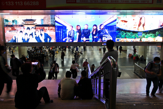 12일 중국 베이징 펑타이구 베이징서역의 대형 전광판에서 상영 중인 한국관광 홍보 광고를 중국인들이 흥미롭게 지켜보고 있다. /사진제공=한국관광공사