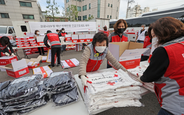 13일 서울 양천구 대한적십자사 재난안전센터에서 자원봉사자들이 신종 코로나바이러스 감염증(코로나19) 재난 대비 긴급 구호세트를 제작하고 있다. /연합뉴스