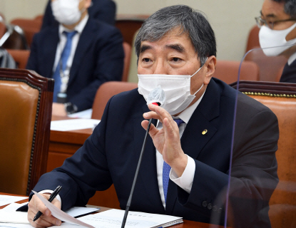 윤석헌 금감원장이 13일 국회 정무위원회에서 열린 국정감사에서 의원질의에 답변하고 있다./연합뉴스