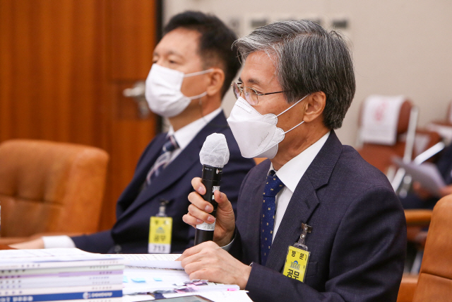 박병칠 광주지법원장이 13일 국회 법제사법위원회 전체회의실에서 열린 대전·청주·광주·전주·제주지법에 대한 국정감사에서 답변하고 있다. /연합뉴스