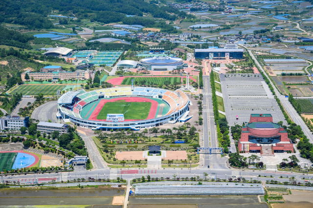 김천시 삼락동에 있는 종합운동장과 실내체육관 등의 체육시설이 밀집 조성된 종합스포츠타운 전경