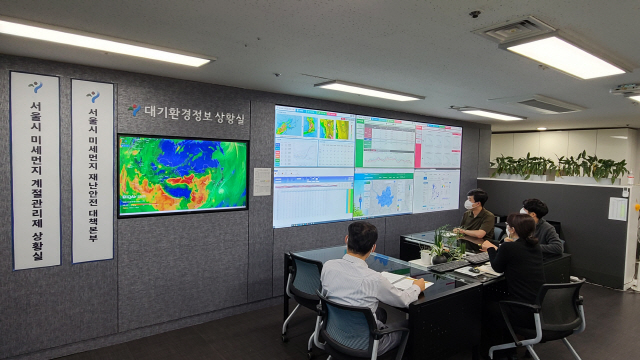 서울시 대기정책과 직원들이 대기환경정보 상황실에서 서울시내 미세먼지 현황을 실시간으로 점검하고 있다. /사진제공=서울시