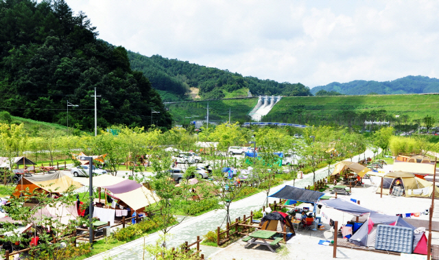 김천부항댐 산내들공원에 조성된 오토캠핑장