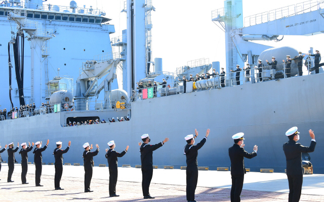 해군 순항훈련전단이 14일 제주민군복합형관광미항에서 해군 장병들의 환송을 받으며 출항하고 있다.     /사진제공=해군