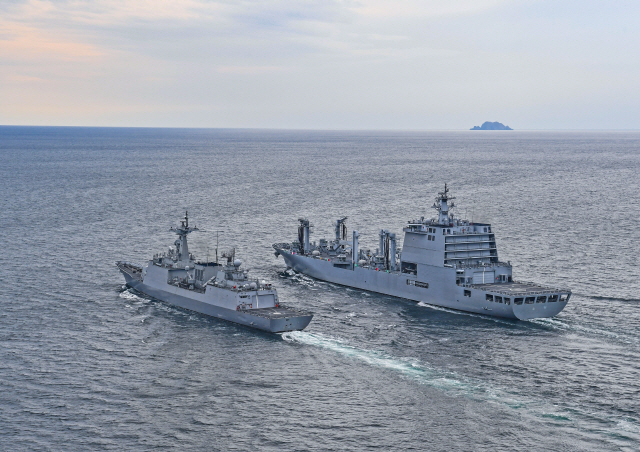 순항훈련전단에 참가하는 강감찬함(왼쪽)과 소양함이 먼 바다를 향해 항해하고 있다.      /사진제공=해군