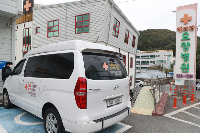 북구 만덕동에 있는 해뜨락 요양병원 직원 9명과 환자 43명이 코로나19 확진 판정을 받았다. 사진은 14일 오전 동일집단 격리에 들어간 해뜨락 요양병원 모습. /연합뉴스