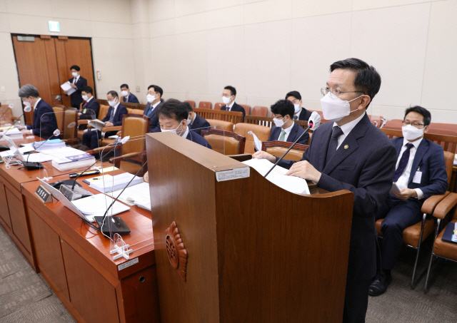 노석환 관세청장이 14일 오전 서울 여의도 국회에서 열린 기획재정위원회의 관세청·조달청·통계청에 대한 국정감사에서 업무보고를 하고 있다. /연합뉴스