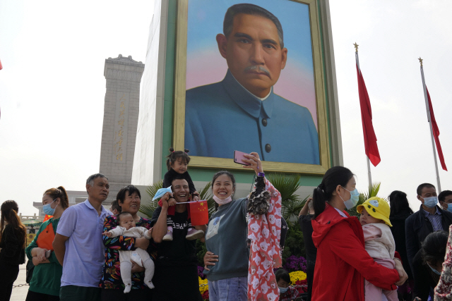 중국에서 국경절 연휴 기간인 지난 1일 베이징 톈안먼광장을 찾은 관광객들이 쑨원의 초상화 앞에서 기념사진을 찍고 있다. /AP연합뉴스