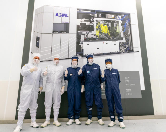 지난 13일(현지시간) 네덜란드 ASML 본사에서 마틴 반 덴 브링크(왼쪽부터) ASML CTO,이재용 삼성전자 부회장, 김기남 삼성전자 DS부문장 부회장, 피터 버닝크(Peter Wennink) ASML CEO이 기념촬영을 하고 있다./사진제공=삼성전자