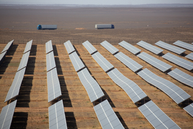 러시아의 칼마키아에 위치한 헤벨그룹의 태양광 패널 공장에 생산된 패널들이 놓여 있는 모습. /블룸버그 자료사진